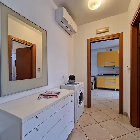 Ground-floor With Garden And Pool Access Apartment