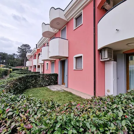 Ground-floor With Garden And Pool Access شقة *