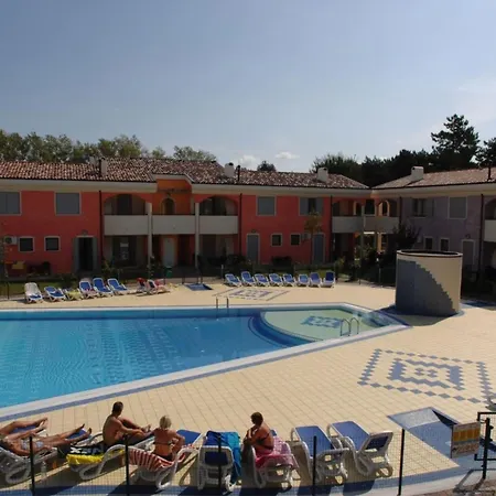 Ground-floor With Garden And Pool Access شقة بيبيوني