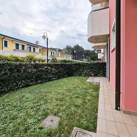 Ground-floor With Garden And Pool Access Apartment